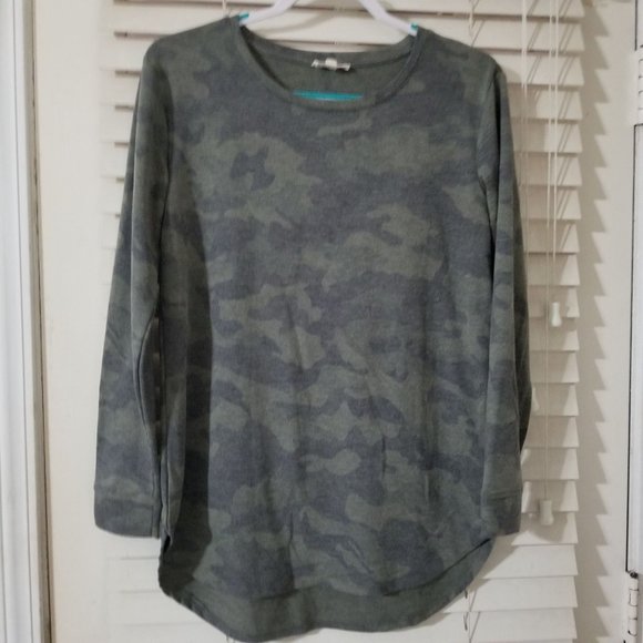 Jane and Delancey Tops - Jane and DeLancey Small crewneck camo long sleeve T-shirt